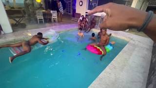 A Yuri le encantan las orgías gay en la piscina al aire libre A Yuri le encantan las orgías gay en la piscina al aire libre
