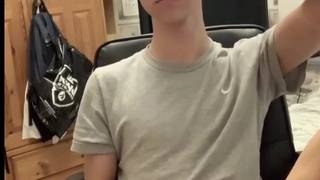 Twink gay masturbándose su gran polla en erección