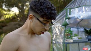 Jenna Starr quiere ser follada dentro del invernadero