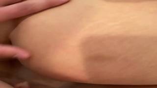Dos chicas lesbianas lamen semen del cuerpo de un hombre Dos chicas lesbianas lamen semen del cuerpo de un hombre