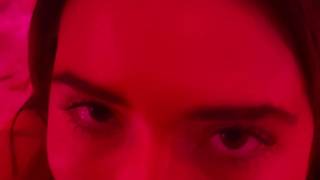 Esta linda joven jugando con tetas y un juguete sexual!