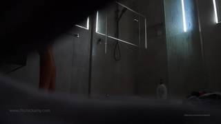 Una cámara oculta en una ducha pública graba a una mujer desnuda Una cámara oculta en una ducha pública graba a una mujer desnuda