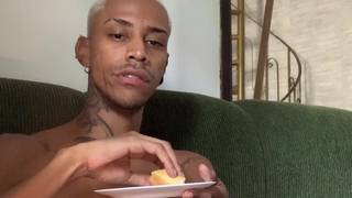 Una estrella del porno gay amateur se pajea su larga polla negra