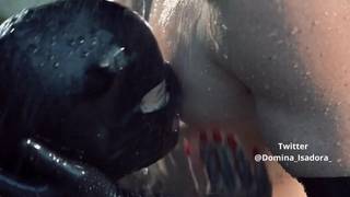 Una oscura escena de masoquismo y dominación sexual Una oscura escena de masoquismo y dominación sexual