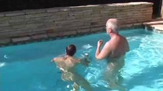 Brenden Sharpe se hace chupar al borde de la piscina
