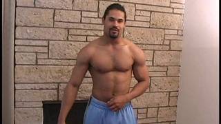 El semental Paco Solo masturba su polla al aire libre por placer