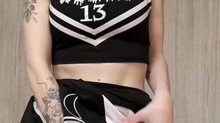 Linda porrista sensual demosrando lo que puede hacer para calentarnos