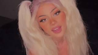 Rubia linda chupa un consolador para las vistas