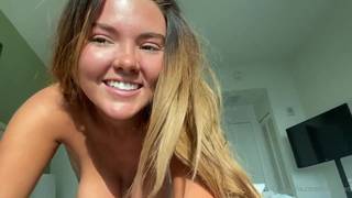 Chica amateur ama el jugo de su propio coño