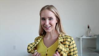 Mujer rubia con medias se levanta la falda corta