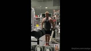 Se folla en el baño a una rubia que acaba de conocer en el gimnasio Se folla en el baño a una rubia que acaba de conocer en el gimnasio