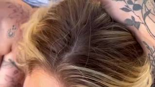 Un tío tatuado folla al aire libre con Savvy Suxx y una amiga