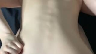 Una pareja de jóvenes les encanta follar a lo perrito