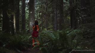 EN una noche misteriosa ella busca una polla en la selva oscura