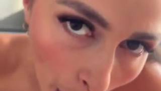 Una morena chupando una polla y follando en estilo vaquera y perrito