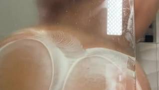 Dos hermosas chicas twerk en la ducha