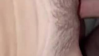Se la coge tan bien que la deja con los ojos volteados en la cama