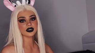 Rubia en bikini sexy cosplay se quiere excitar para ti