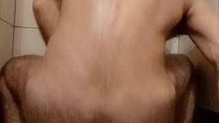 Boysxxx02 extiende un enorme consolador y se traga su esperma