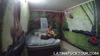 Esta mamacita latina chupa una polla antes de metérsela por el coño