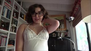 Leana es una chica morena rebelde castigada por su padrastro