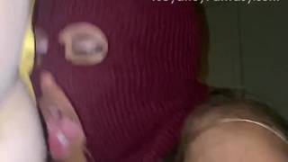 Transexual negra con una máscara folla un culo blanco
