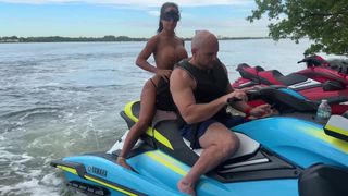 J.Mac eyacula en la cara de Miss Lexa follando al aire libre