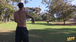 Peter se deja follar por Tim en este delicioso vídeo gay