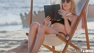 A la preciosa MILF Sarah Taylor le gusta follar en un hotel