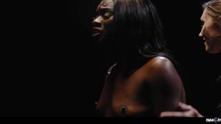 Una buen lamida de lesbianas entre Ana Foxx y Maya Woulfe