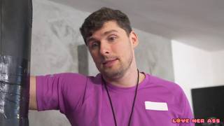 Sofia Lee se folla a su entrenador después del entrenamiento