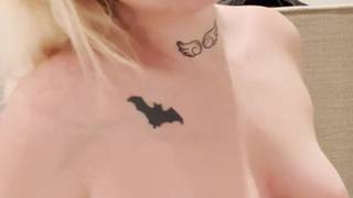 Chica rubia amateur juega con su coño caliente y bello