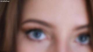 Morena excitante se desnuda para la cámara por placer