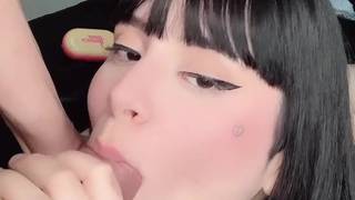 Guapa modelo morena se hace una felación