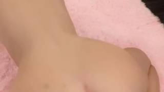 Nos quiere convencer de que mamando este consolador es la mejor