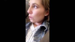 Zorra cachonda se mete los dedos en un avión