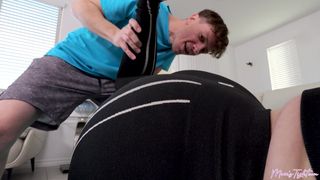 La MILF Sydney Paige, es una mamá sexy que folla a su hijastro