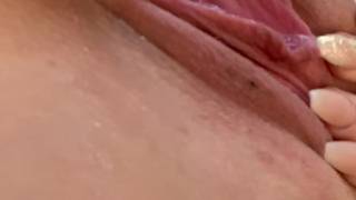 Masturbación caliente de una rubia pervertida usando un consolador