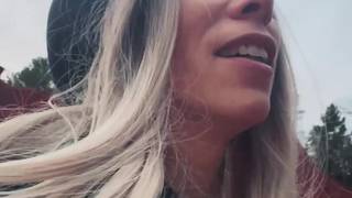 LittleAngel84 va a la caza de una polla gorda y tiesa en el bosque