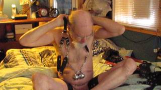 Viejo gay BDSM con un anciano que quiere placer y dolor Viejo gay BDSM con un anciano que quiere placer y dolor