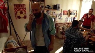 Marido comparte a su esposa con su banda de amigos