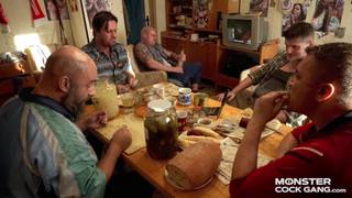 Marido comparte a su esposa con su banda de amigos Marido comparte a su esposa con su banda de amigos