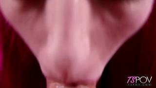 Natalie Stone se porta como una estudiante malcriada mamando polla