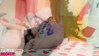 Trans morena que se mete lo que le quepa en el culo por gusto