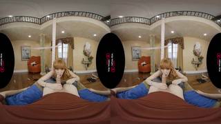 En VR una rubia se sienta a horcajadas sobre un chico en POV