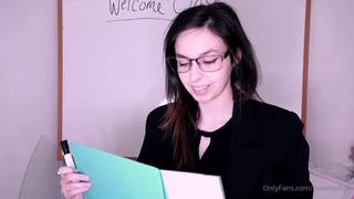 La profesora de sexo online Dawn Willow chupa y monta un consolador La profesora de sexo online Dawn Willow chupa y monta un consolador