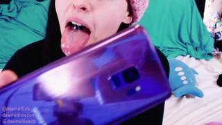 Chica curiosa experimentando juguetes que ha comprado hace poco