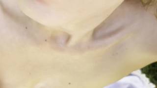 La rubia más seductora le mama la pija profundamente en el jardin