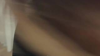 Le pide a ella que se quite la ropa y termina corriendose en su culo