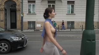 Morena deportiva Alissa camina en el parque casi desnuda